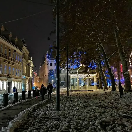 Riverbank In Centre! Apartma