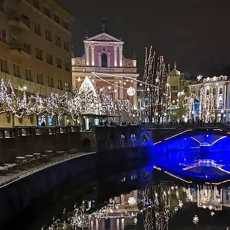 Riverbank In Centre! Apartma