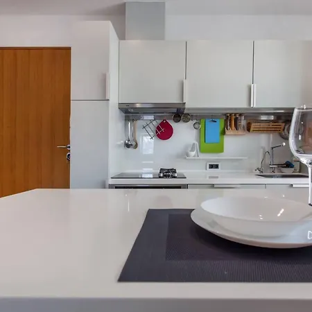 Riverbank In Centre! Apartma